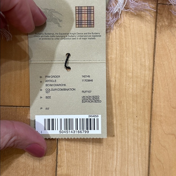 BNWT Burberry Lavender and Cream Wool/Cashmere/blend Scarf - Picture 3 of 6